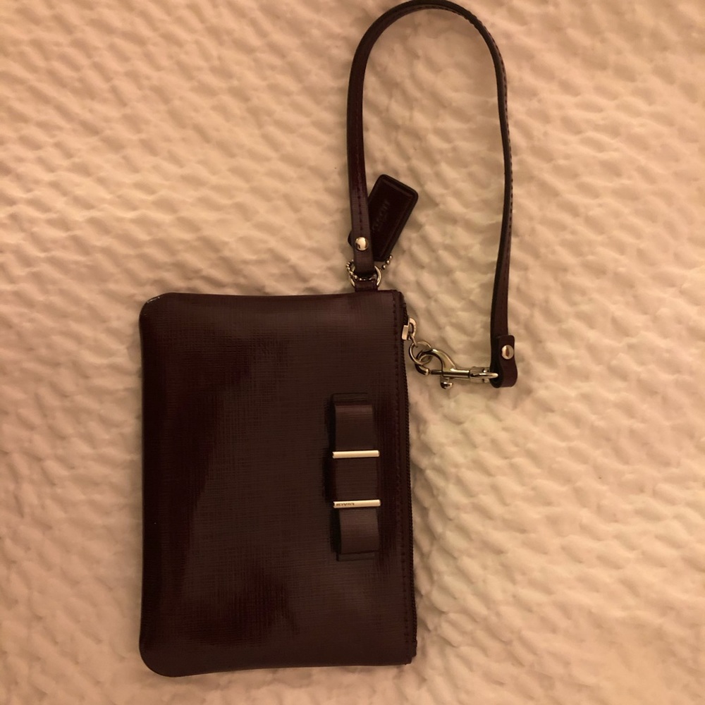 FLASH SALE❣️❣️🎉Coach Darcy bow wristlet❣️